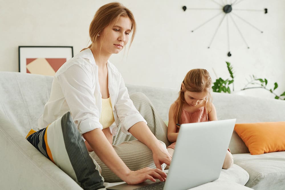 Para madres emprendedoras que están empezando con su negocio y quieren hacerlo volar en el mundo digital.