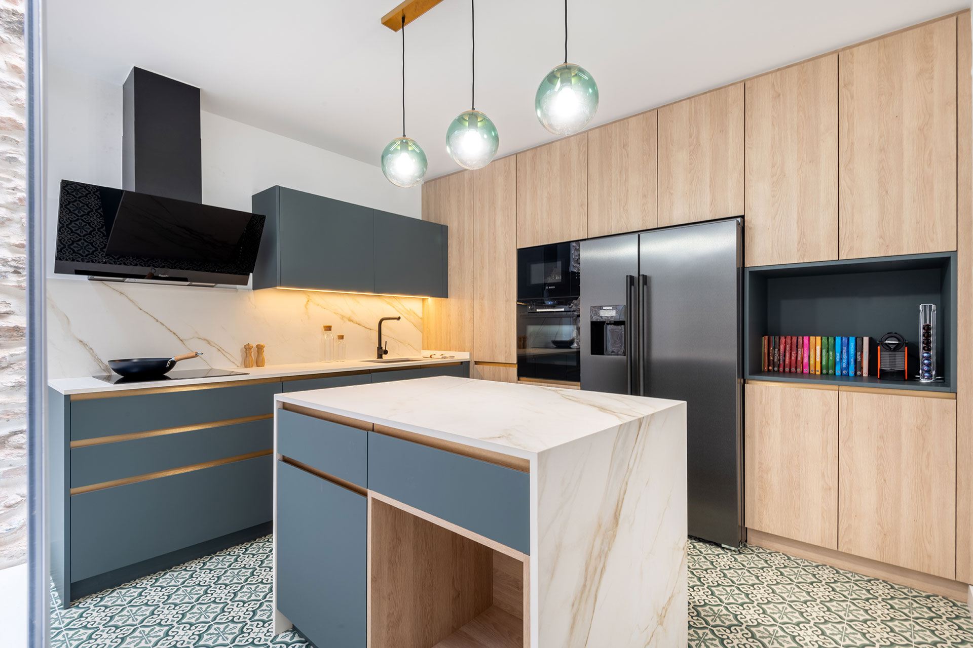 Fotografía de proyecto real de cocina a medida diseñada e instalada por Viphery.