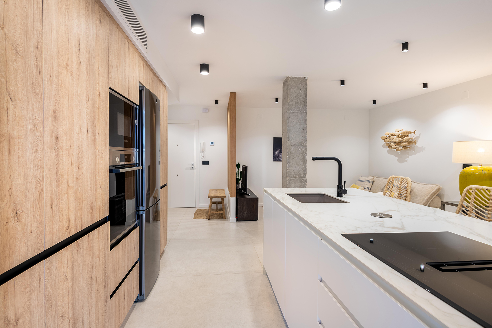 Viphery: Diseño de interiores para cocinas funcionales y modernas integradas en el hogar.