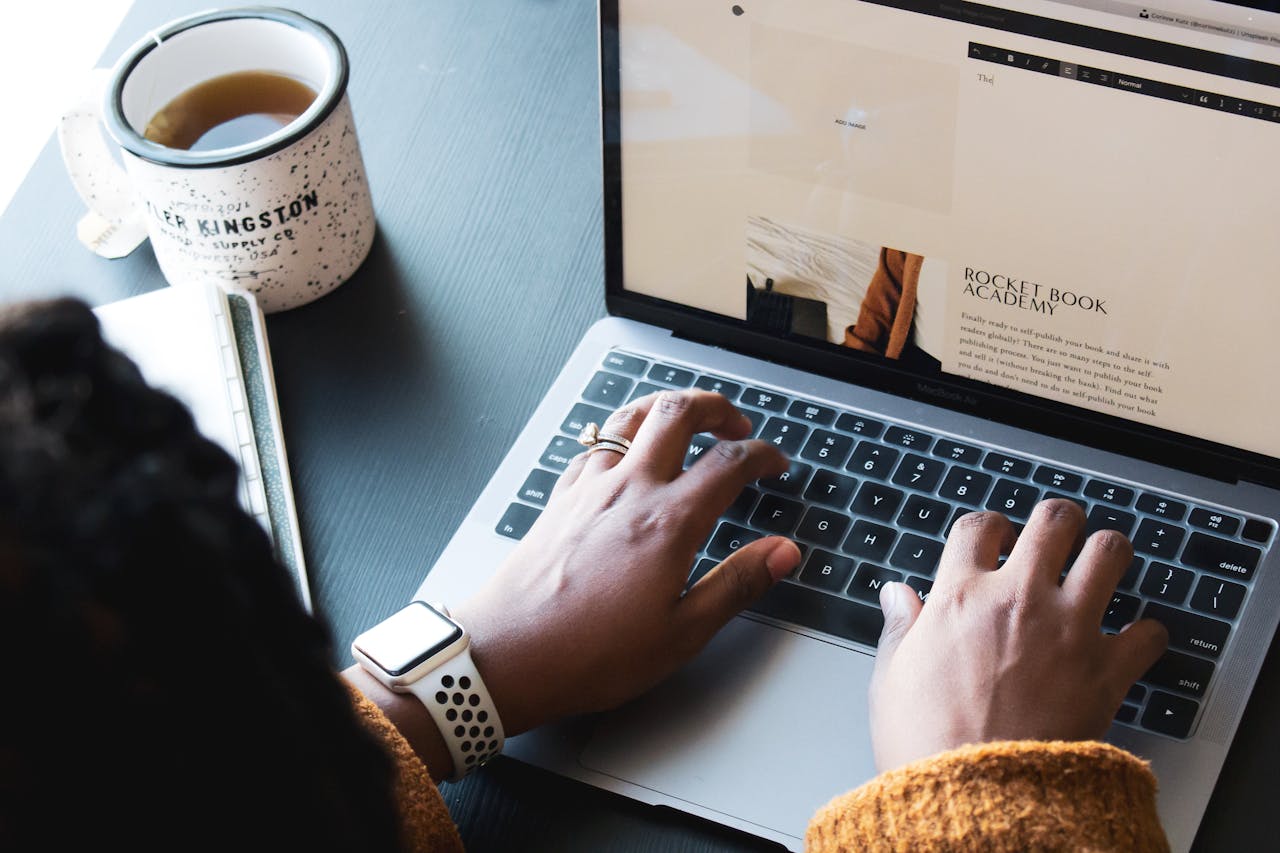 Diseñadora web estratégica revisando proyectos del Kit Digital para autónomas y empresas
